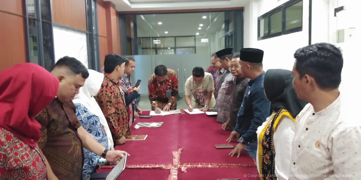 penandatanganan-nota-kesepakatan-dprd-kayong-utara-dan-kanwil-kemenkum-kalbar-untuk-fasilitasi-pembentukan-produk-hukum-daerah-20250325082805